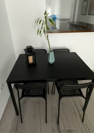 Mesa comedor negra con 4 sillas