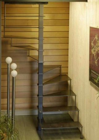 Escalera moderna de metal y madera