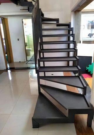 Escalera moderna de metal y madera