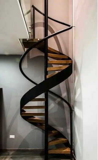 Escalera moderna de metal y madera
