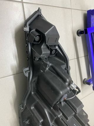 Ótica Lexus UX com encaixes reparados