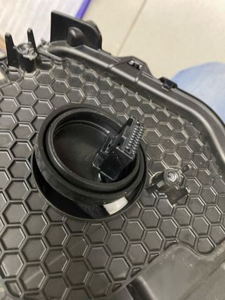 Ótica Lexus UX com encaixes reparados