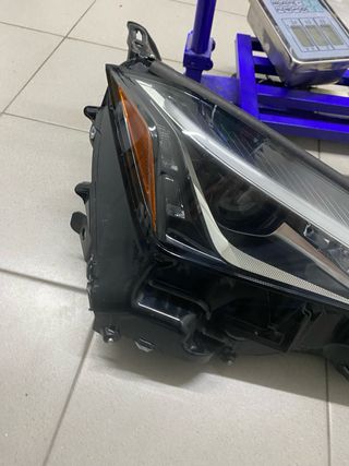 Ótica Lexus UX com encaixes reparados