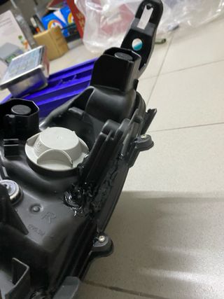 Ótica Lexus UX com encaixes reparados