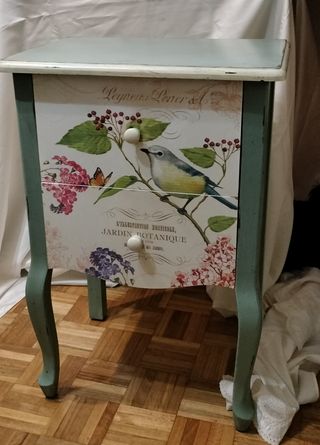 Mesita de noche con pájaros y flores