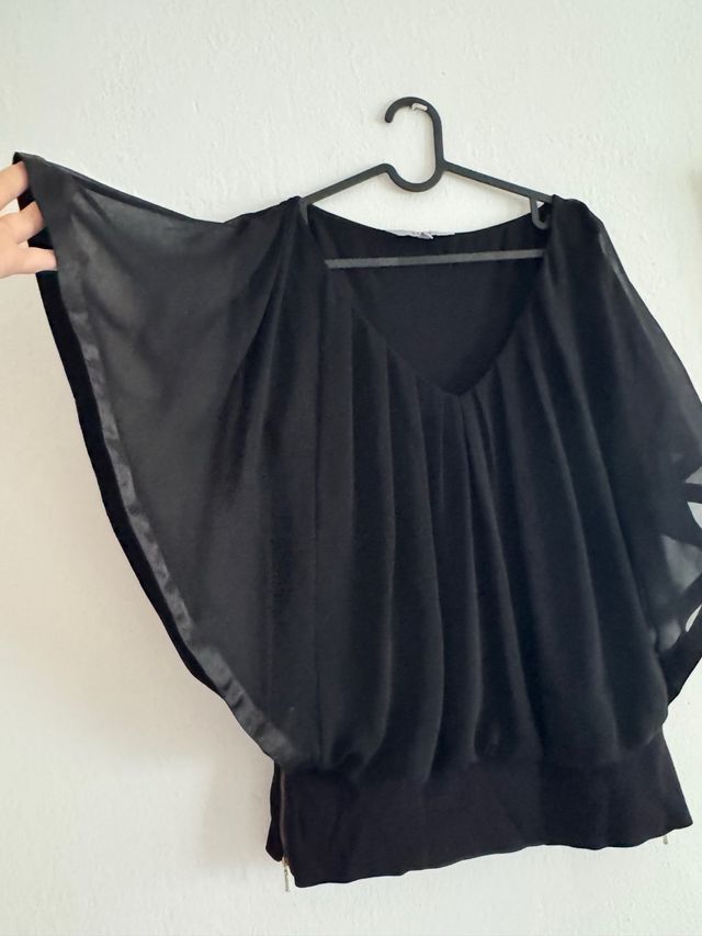 Camisa negra con manga de murciélago