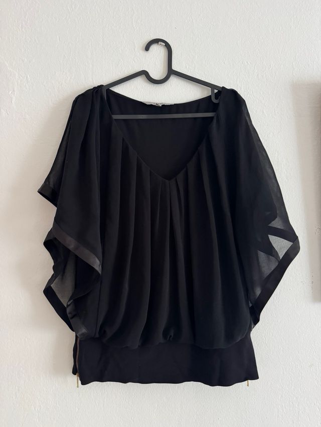 Camisa negra con manga de murciélago