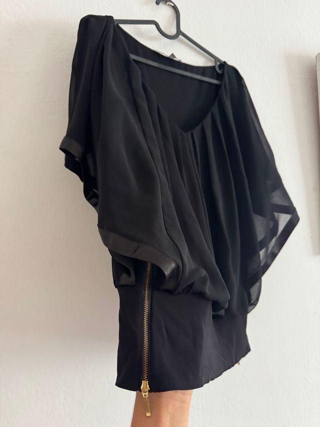 Camisa negra con manga de murciélago