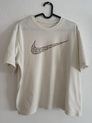Camiseta Nike Beige con Logo Marrón