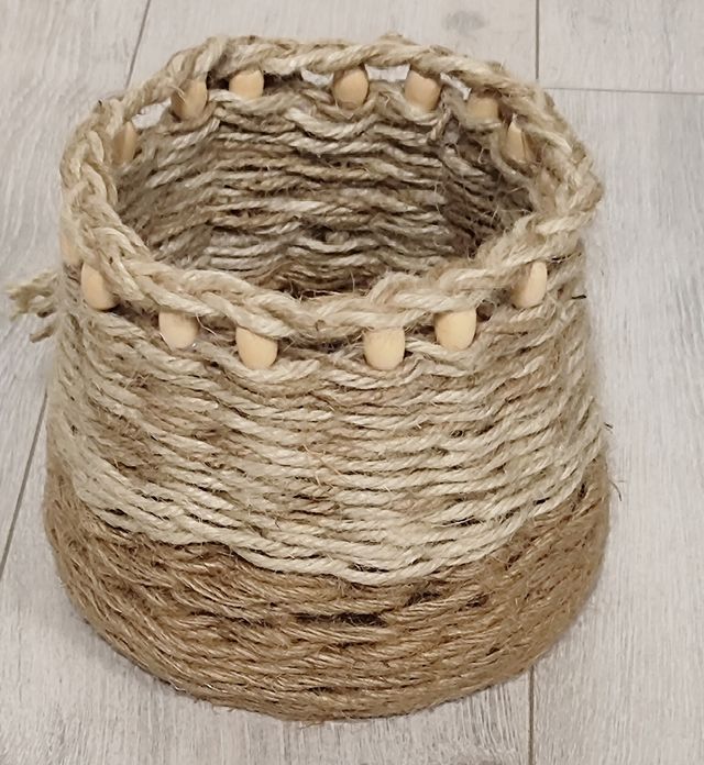Macetero artesanal de yute con cuentas