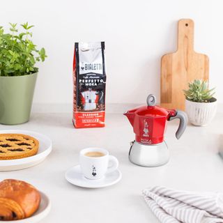 Caffettiera rossa a induzione Bialetti Moka 4 tazze