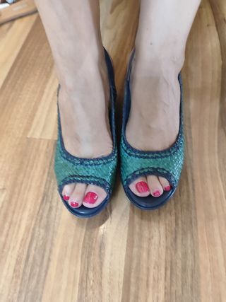 Zapatos Peep Toe Piel Trenzada Verde y azul