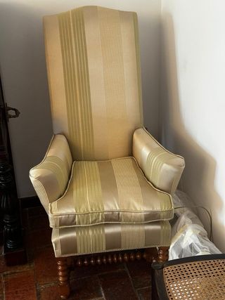 Sillón antiguo de tela y madera