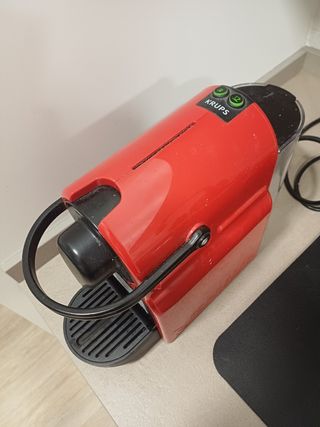 Cafetera Nespresso Inissia Roja