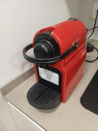 Cafetera Nespresso Inissia Roja