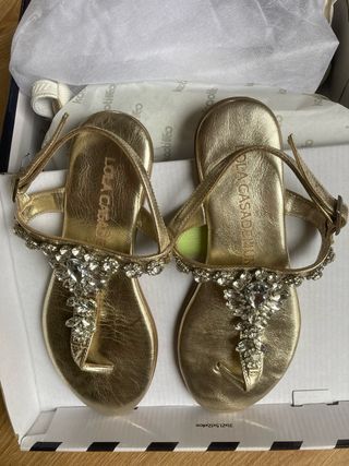 Sandalias Doradas Lola Casademunt con Pedrería