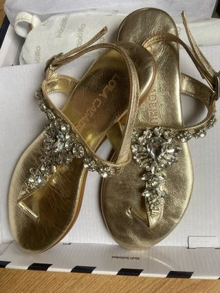 Sandalias Doradas Lola Casademunt con Pedrería