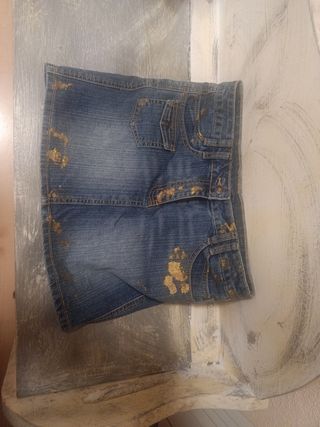 Falda vaquera con detalles dorados