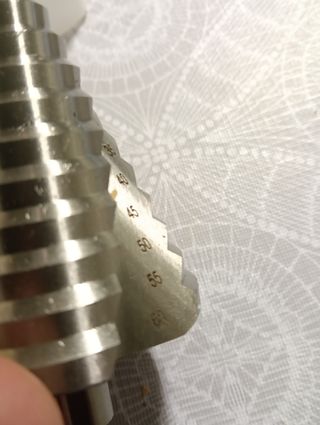 Broca escalonada de metal