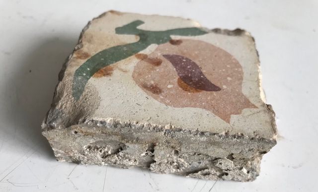 Olambrilla antigua decorada