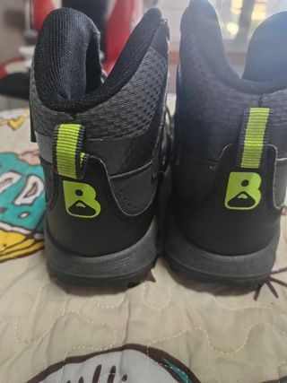 Botas de trekking grises y negras