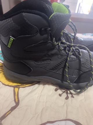 Botas de trekking grises y negras