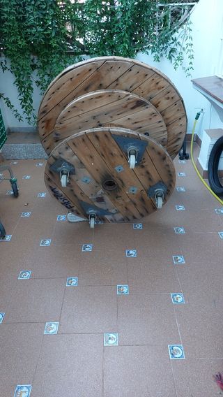 Mesa redonda de madera con ruedas