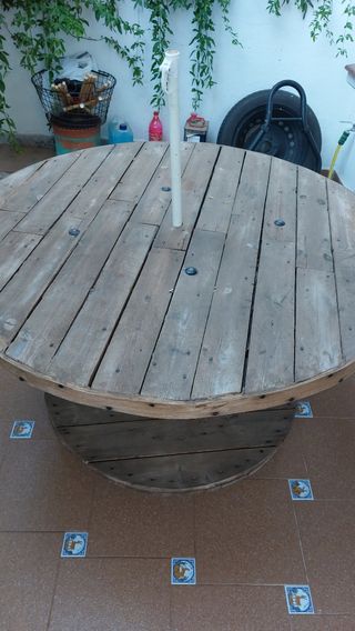 Mesa redonda de madera con ruedas