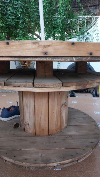 Mesa redonda de madera con ruedas