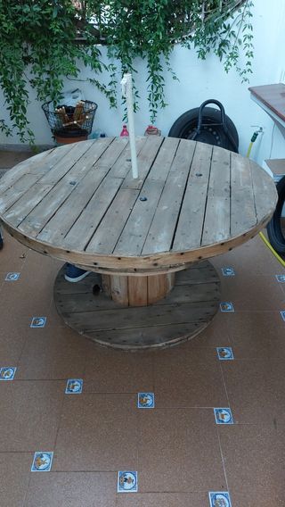 Mesa redonda de madera con ruedas