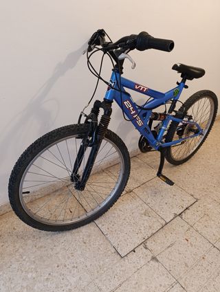Bicicleta de montaña azul
