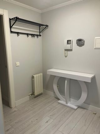 Entrada moderna blanca