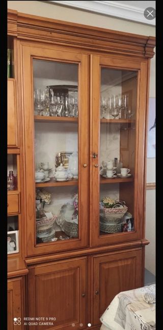 Mueble de roble macizo con vitrinas
