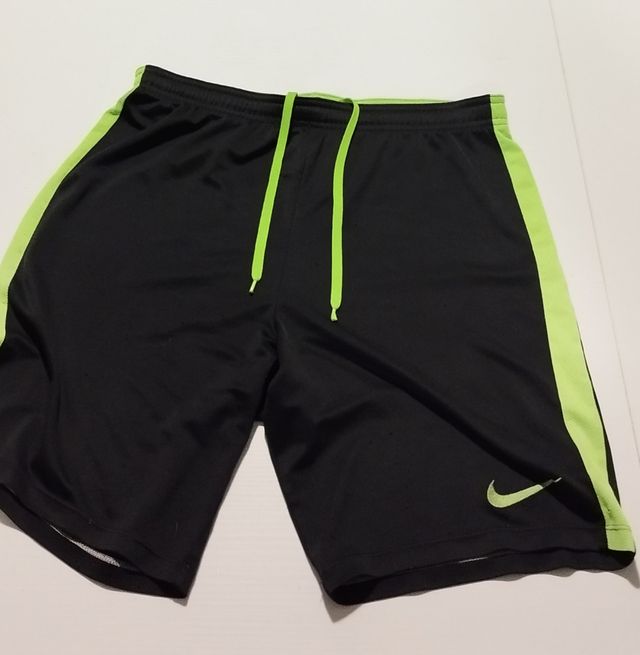 Pantaloncini Nike neri e verdi
