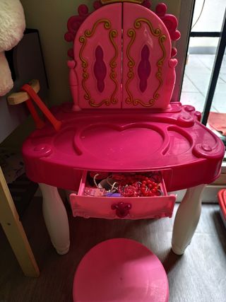 Tocador infantil rosa con taburete