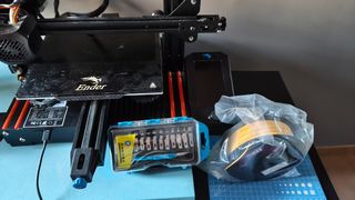 Impresora 3D Ender V2 + accesorios + flejes