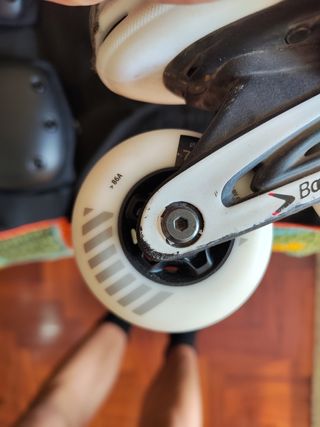 Patines en línea con protecciones