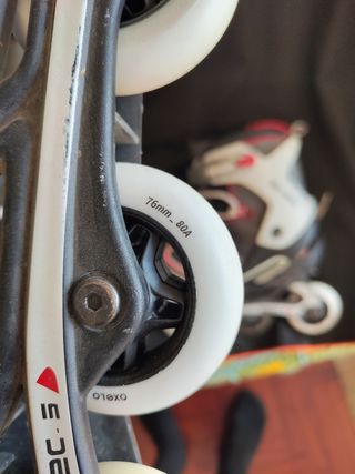 Patines en línea con protecciones