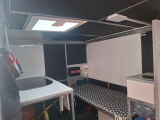 Remolque camper con ducha , baño y cocina.