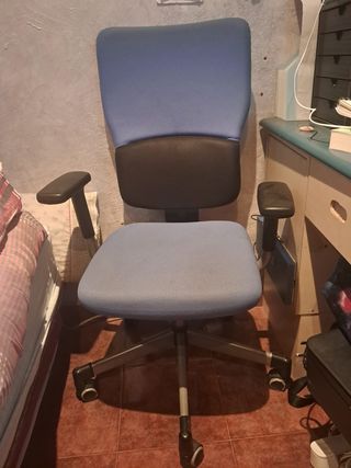 Silla de oficina con ruedas