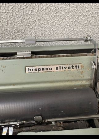 Máquina de escribir Hispano Olivetti con soporte