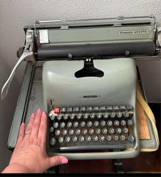 Máquina de escribir Hispano Olivetti con soporte