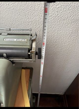 Máquina de escribir Hispano Olivetti con soporte