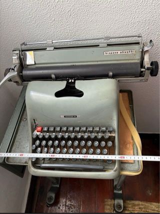 Máquina de escribir Hispano Olivetti con soporte