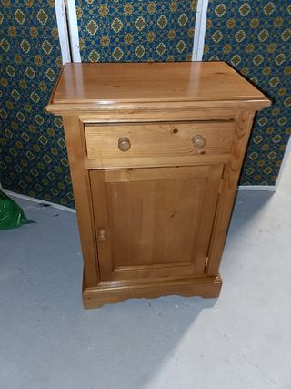 Mueble de pino con cajón y puerta