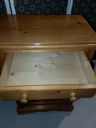 Mueble de pino con cajón y puerta