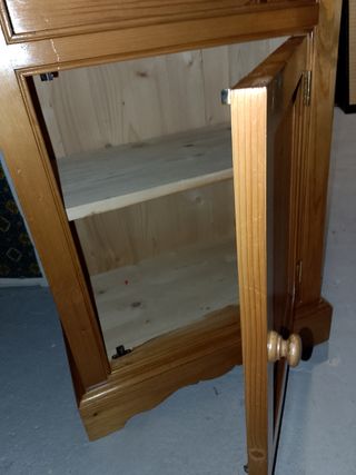 Mueble de pino con cajón y puerta