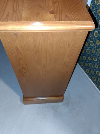 Mueble de pino con cajón y puerta