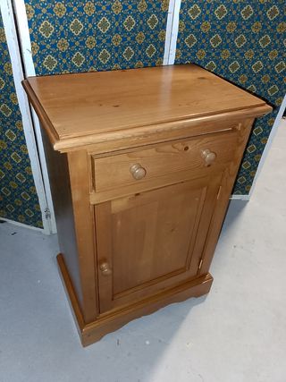 Mueble de pino con cajón y puerta