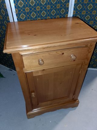 Mueble de pino con cajón y puerta